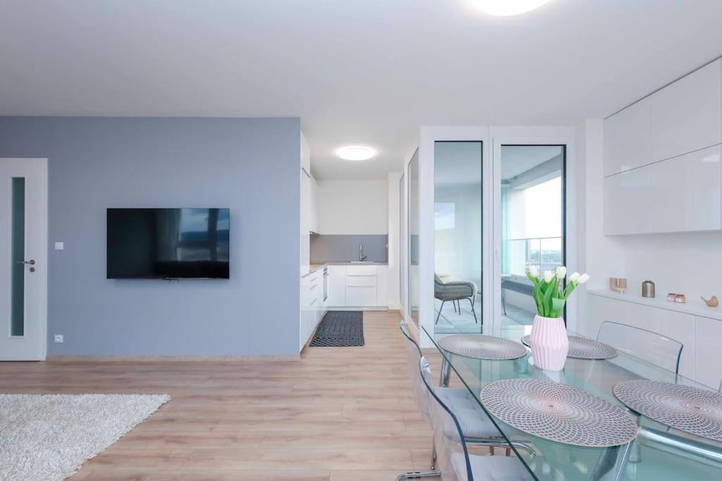 Danubius One - Spacious Apartment W Free Parking Братислава Экстерьер фото
