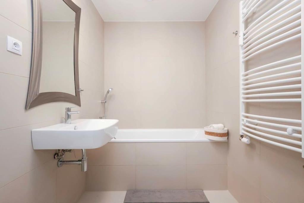 Danubius One - Spacious Apartment W Free Parking Братислава Экстерьер фото